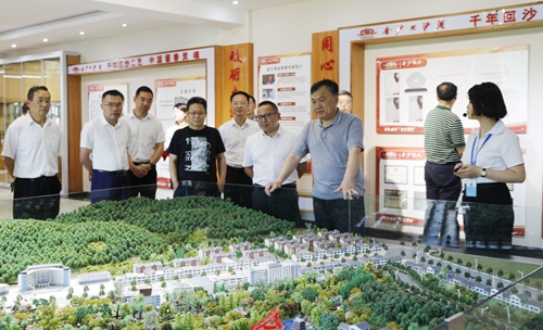 袁衛(wèi)東、王大真到金沙酒業(yè)調(diào)研指導(dǎo)工作